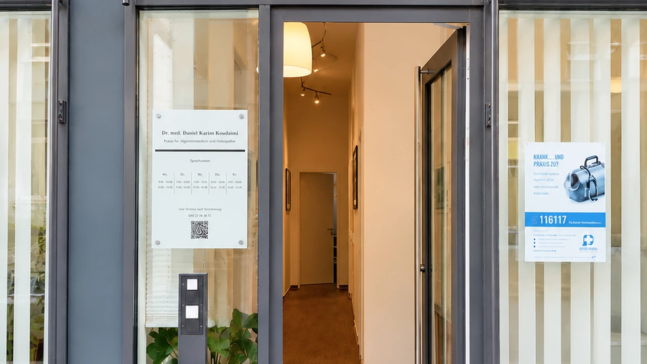 Praxiseingang mit Hinweisschild